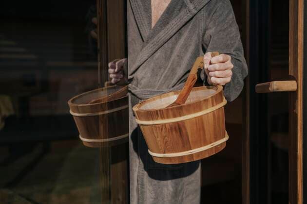 Mann mit Aufgussbottich in Sauna Copyright: imageBROKER/MichaelaxBegsteiger ibxbeg07324478