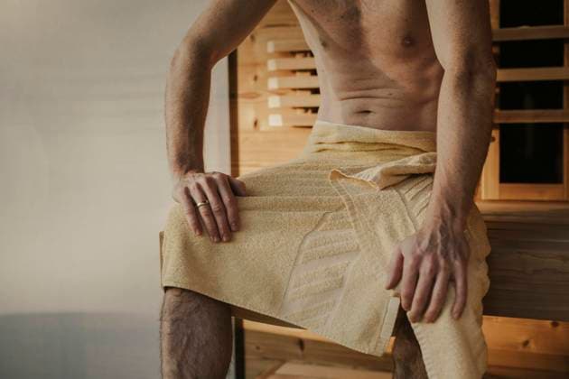 IMAGO Creative, Jahreszeit Winter, Wellness im Spa Creative Highlights Symbolbilder Mann sitzt in einer finnischen Sauna *** Man sitting in a Finnish sauna Copyright: imageBROKER/MichaelaxBegsteiger ibxbeg07324929.jpg