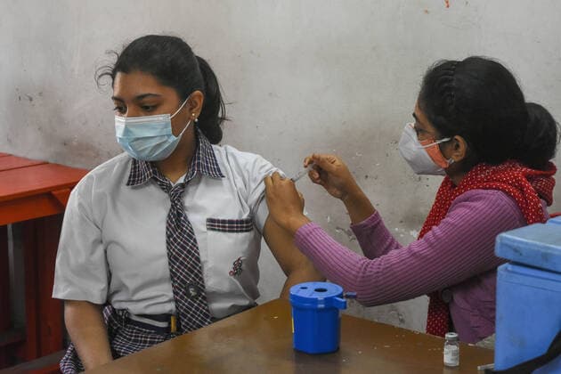 January 21, 2022, Kolkata, West Bengal, India: A Health worker administers a does of COVAXIN vaccine to a student at a school in Kolkata , India , on 21 January 2022 . Goverment of India has ramped up vaccination fro students from 15-18 years amidst rising cases of COVID-19 in India Kolkata India - ZUMAc211 20220121_zip_c211_006 Copyright: xDebarchanxChatterjeex