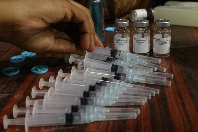 Coronavirus Vaccination In India A health worker prepares a Covaxin vaccine dose at the a vaccine center in Kolkata on January 21, 2022. 3.47 Lakh New Covid Cases In Last 24 Hours, Positivity Rate At 17.94% to the spread of new omicron variant of coronavirus in the country. Kolkata India  Copyright: xDebajyotixChakrabortyx originalFilename: chakraborty-notitle220121_npz4U.jpg