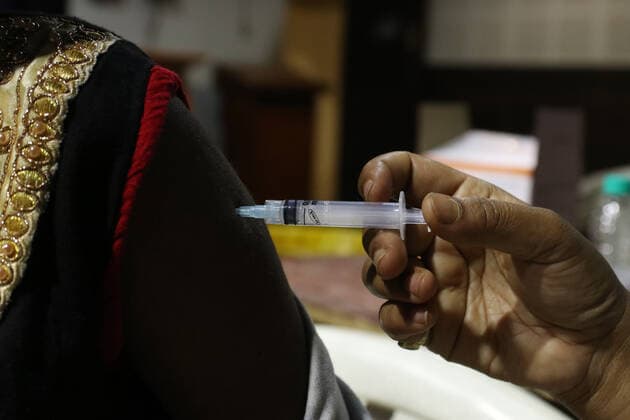 Coronavirus Vaccination In India A health worker inoculates a College student with a dose of the Covaxin vaccine against the Covid-19 coronavirus during a vaccination drive for people in the 15-18 age group at the a vaccine center in Kolkata on January 21, 2022. 3.47 Lakh New Covid Cases In Last 24 Hours, Positivity Rate At 17.94% to the spread of new omicron variant of coronavirus in the country. Kolkata India  Copyright: xDebajyotixChakrabortyx originalFilename: chakraborty-notitle220121_np9Yf.jpg