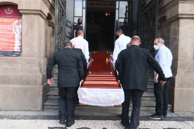 Bilder des Jahres 2022, Entertainment 01 Januar Entertainment Themen der Woche KW03 Wake of Brazilian singer Elza Soares. J January 21, 2022. Brazil, Rio de Janeiro: The body of singer Elza Soares arrives for the wake at the Municipal Theater of Rio de Janeiro. One of the greatest singers in Brazil, Elza died at home, of natural causes, at the age of 91. , for the funeral. The ceremony starts closed to family and friends, from 8 am to 10 am, and opens to the public from 10 am to 2 pm. (Foto: Jose Lucena TheNews2 imago images) Wake of Brazilian singer Elza Soares. J  Copyright: xJosexLucenax