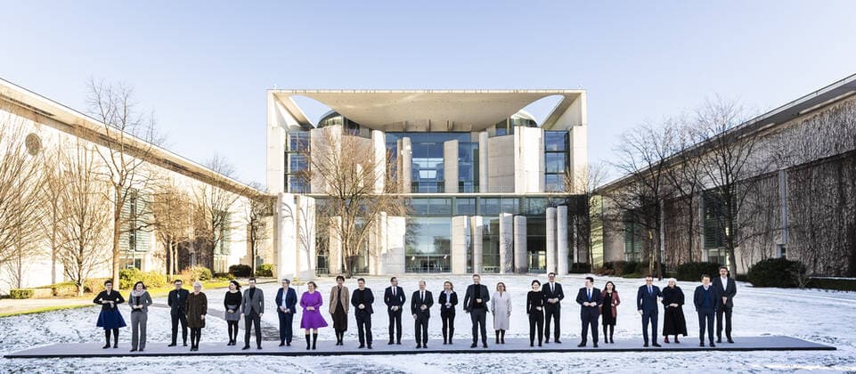 (L-R) Anna Luehrmann (Buendnis 90 Die Gruenen), Staatsministerin fuer Europa und Klima im Auswaertigen Amt, Anne Spiegel (Buendnis 90 Die Gruenen), Bundesministerin fuer Familie, Senioren, Frauen und Jugend, Carsten Schneider (SPD), Staatsminister fuer Ostdeutschland und gleichwertige Lebensverhaeltnisse, Christine Lambrecht (SPD), Bundesministerin der Verteidigung, Sarah Ryglewski (SPD), Staatsministerin fuer Bund-Laender-Beziehungen, Marco Buschmann (FDP), Bundesminister der Justiz, Klara Geywitz (SPD), Bundesministerin fuer Wohnen, Stadtentwicklung und Bauwesen, Nancy Faeser (SPD), Bundesministerin fuer Inneres und Heimat, Bettina Stark-Watzinger (FDP), Bundesministerin fuer Bildung und Forschung, Robert Habeck (Buendnis 90 Die Gruenen) Copyright: xFlorianxGaertner photothek.dex
