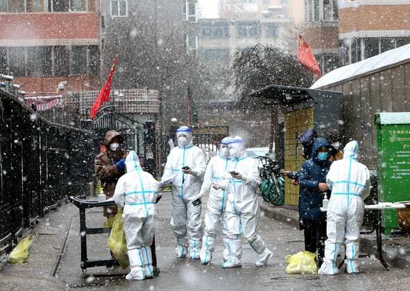 XI AN, CHINA - JANUARY 21: Medical members in protective suits work at a COVID-19 nucleic acid testing site in the snow on January 21, 2022 in Xi an, Shaanxi Province of China.  Copyright: xVCGx CFP111365844554
