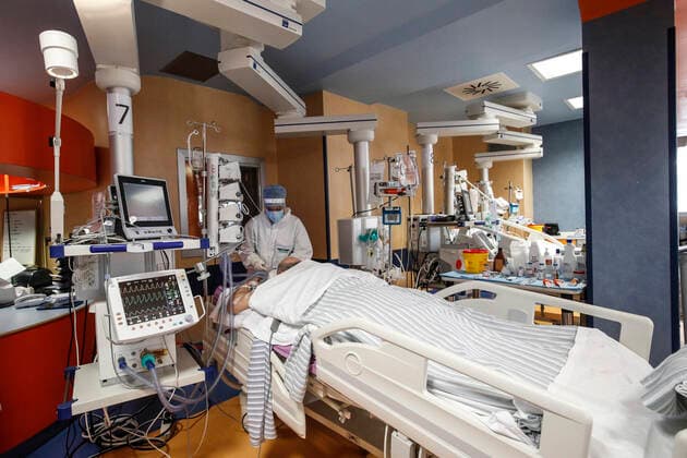 January 21, 2022, Rome, Italy: Health workers wearing overalls and protective masks in the intensive care unit of the Covid intensive care unit of the GVM ICC hospital of Casal Palocco near Rome, Italy, 21 January 2022. ANSA GIUSEPPE LAMI Rome Italy - ZUMAa110 20220121_zaf_a110_016 Copyright: xGiuseppexLamix