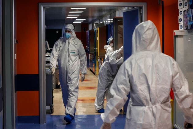 January 21, 2022, Rome, Italy: Health workers wearing overalls and protective masks in the intensive care unit of the Covid intensive care unit of the GVM ICC hospital of Casal Palocco near Rome, Italy, 21 January 2022. ANSA GIUSEPPE LAMI Rome Italy - ZUMAa110 20220121_zaf_a110_024 Copyright: xGiuseppexLamix