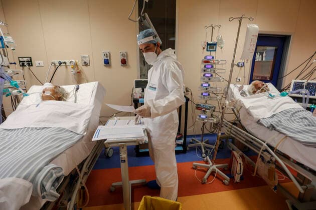 January 21, 2022, Rome, Italy: Health workers wearing overalls and protective masks in the intensive care unit of the Covid intensive care unit of the GVM ICC hospital of Casal Palocco near Rome, Italy, 21 January 2022. ANSA GIUSEPPE LAMI Rome Italy  - ZUMAa110 20220121_zaf_a110_023 Copyright: xGiuseppexLamix