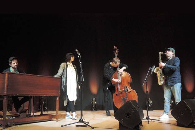 Die Band Speak Low der Schweizer Jazz-Sängerin Lucia Cadotsch mit Kit Downes (org.), Petter Eldh (b.) und Otis Sandsjö (ts.) in der Philharmonie Essen. The band Speak Low of Swiss jazz singer Lucia Cadotsch with Kit Downes (org.), Petter Eldh (b.) and Otis Sandsjö (ts.) at the Philharmonie Essen. Essen NRW DEU;DE;GERMANY;DEUTSCHLAND;ALLEMAGNE