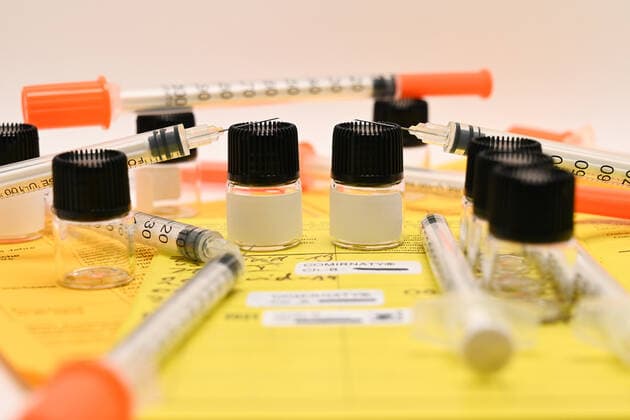Coronavirus, Impfpflicht Symbolbilder Stock- und Symbolbilder I 20.01.2022 Gesundheitszeugnis zum Nachweis von Impfungen: Impfpass, Internationale Bescheinigung über Impfungen und Impfbuch, Impfbescheinigung, Comirnaty, Moderna, Biontech, Johnson&Johnson, 2G, 2G+, 3G, 3G+ Hamburg Neugraben Hamburg Deutschland Copyright: xLobeca FelixxSchlikisx