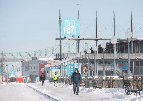 January 21, 2022, Montreal, PQ, Canada: People walk and jog along the promenade in the Old Port in Montreal, Friday, Jan. 21, 2022. Environment Canada has issued an extreme cold warning for the region. Montreal Canada  - ZUMAc35_ 20220121_zaf_c35_013 Copyright: xGrahamxHughesx