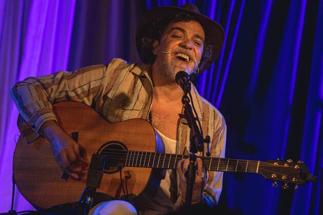 SÃO PAULO, SP - 21.01.2022: PAULINHO MOSKA NO BLUE NOTE SÃO PAULO - The singer Paulinho Moska performed this Friday night (21) at Blue Note São Paulo in an intimate show of voice and guitar where he presented hits from his career and from his new album & 39;Beleza e Medo& 39;. On Saturday the singer performs again at 20:00 in the same place. x2162358x  YurixMurakami