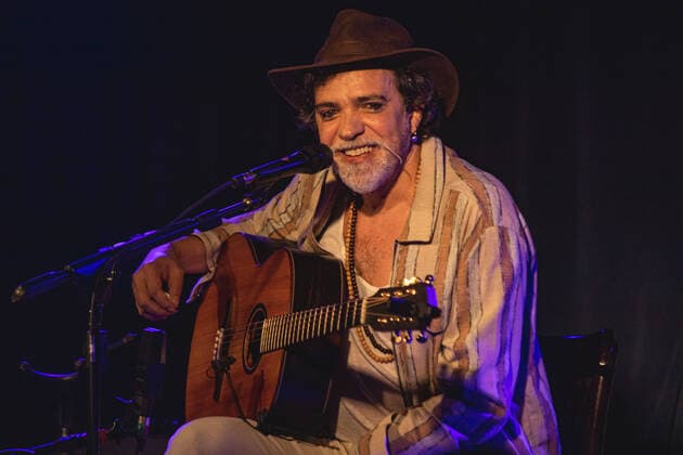 SÃO PAULO, SP - 21.01.2022: PAULINHO MOSKA NO BLUE NOTE SÃO PAULO - The singer Paulinho Moska performed this Friday night (21) at Blue Note São Paulo in an intimate show of voice and guitar where he presented hits from his career and from his new album & 39;Beleza e Medo& 39;. On Saturday the singer performs again at 20:00 in the same place. x2162372x  YurixMurakami