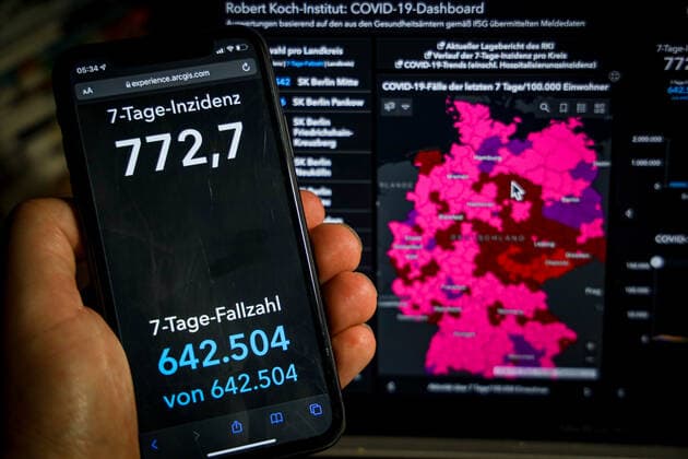 News Bilder des Tages Coronavirus in Deutschland - Covid-19-Dashboard des Robert Koch-Institut 22.01.2022: Robert Koch-Institut: 7-Tage-Inzidenz 772,72. 7-Tage-Fallzahl 642.504. COVID-19-Fälle 8.596.007. Zugang um 135.461 gegenüber dem Vortag. COVID-19-Todesfälle 116.664. Zugang um 179 gegenüber dem Vortag.