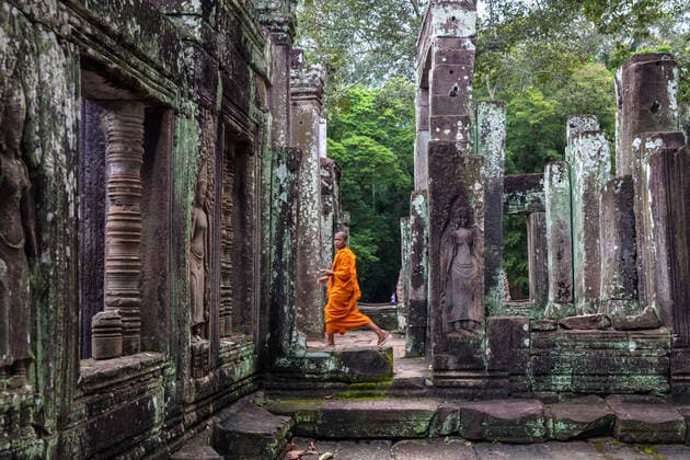Buddhist temple Angkor Wat in Cambodia China, 22 10 2019, Copyright: xViewxStockx, dspd92376f10.jpg, Cambodia,Angkor Wat,Architecture,Outdoors,Men,Travel,One Person,Walking,Buddhism,Religion,History,praying hands,Traditional Clothing,Monk,Old Ruin,Old,Spirituality,Torn,Temple,Place Of Worship,Photography,Sunlight,Color Image,Day,Horizontal,Full Length,People,Young Adult,Cambodian Culture,Place of Worship,Side View,Young Men,Robe,Symbol,Rock,Famous Place,Khmer,Hinduism,Past,Memories,Gompa,Meeting House Copyright: xViewxStockx