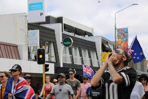 January 22, 2022, Christchurch, Canterbury, New Zealand: A protester calls out a chant to the crowd during the antivax protest in Merivale..Protesters take to the streets in the affluent suburb of Merivale in protest against the mandatory Covid19 vaccination. Christchurch New Zealand - ZUMAs197 20220122_zaa_s197_038 Copyright: xAdamxBradleyx