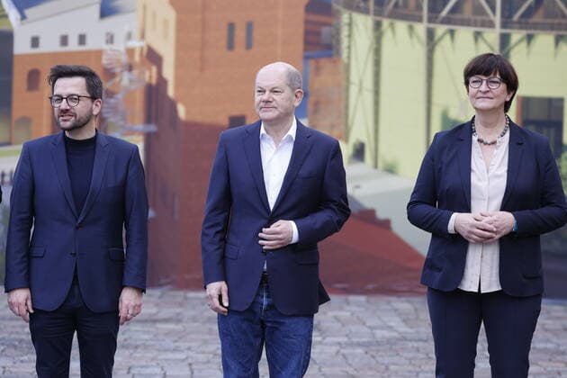Thomas Kutschaty, Stellv. Parteivorsitzender, MdL, Vorsitzender der SPD-Fraktion im Landtag NRW, Olaf Scholz, Bundeskanzler, Saskia Esken, Bundesvorsitzende der SPD, Deutschland, Berlin, SPD-Präsidiumsklausur auf dem Gelände des EUREF-Campus *** Thomas Kutschaty, Deputy Party Chairman, MdL, Chairman of the SPD Parliamentary Group in the State Parliament of North Rhine-Westphalia, Olaf Scholz, Federal Chancellor, Saskia Esken, Federal Chairwoman of the SPD, Germany, Berlin, SPD Executive Committee Retreat on the EUREF Campus Site