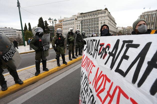 January 22, 2022, Athens, Greece: Protesters take part in a rally demanding better health conditions during the pandemic Athens Greece - ZUMAv62_ 20220122_zaf_v62_006 Copyright: xAristidisxVafeiadakisx
