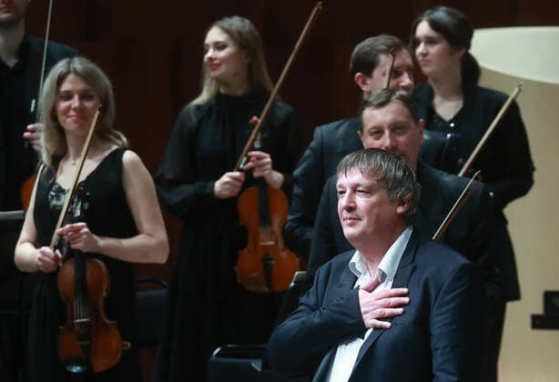 Entertainment Bilder des Tages MOSCOW, RUSSIA â€” JANUARY 22, 2022: Pianist Boris Berezovsky (R front) acknowledges the audience during a concert in which he performed with the Mariinsky Theatre Symphony Orchestra at Zaryadye Concert Hall. The concert was organised by Valery Gergiev Foundation. Sergei Fadeichev TASS  TS11FFE4