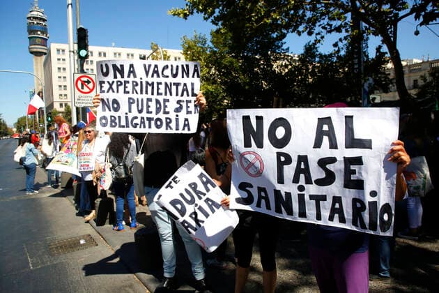 Santiago, January 22, 2022 Civil organizations for the defense of freedom denounce arbitrary discrimination against the parents of the six-month-old newborn, who were denied surgery because they did not have their mobility pass Marcelo Hernandez Aton Chile, Santiago Chile Aton 577103  Copyright: MARCELOxHERNANDEZ ATONCHILE