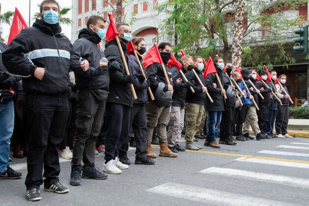 January 22, 2022: Protesters shout slogans against the Government. Thousands gathered in front of the Parliament and marched in the center of Athens to protest over the critical state the health system is, struggling to cope with the Covid19 pandemic. - ZUMAg221 20220122_zap_g221_022 Copyright: xNikolasxGeorgioux