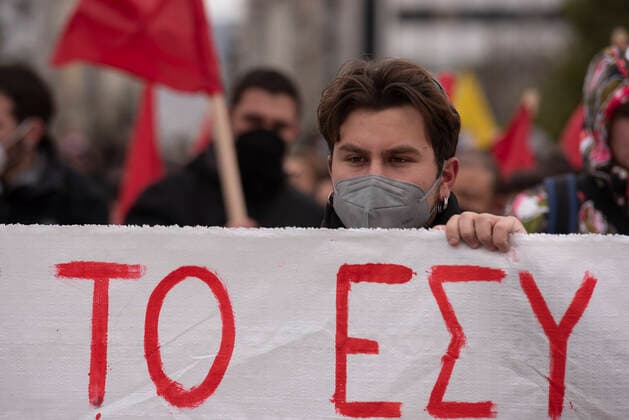 January 22, 2022: Protesters shout slogans against the Government. Thousands gathered in front of the Parliament and marched in the center of Athens to protest over the critical state the health system is, struggling to cope with the Covid19 pandemic. - ZUMAg221 20220122_zap_g221_029 Copyright: xNikolasxGeorgioux