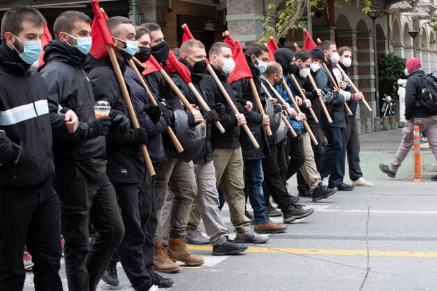 January 22, 2022: Protesters shout slogans against the Government. Thousands gathered in front of the Parliament and marched in the center of Athens to protest over the critical state the health system is, struggling to cope with the Covid19 pandemic. - ZUMAg221 20220122_zap_g221_030 Copyright: xNikolasxGeorgioux