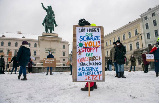 Kundgebung Leise wird sichtbar, bundesweiter Aktionstag u.a. von Eltern, fordern ein sofortiges Aussetzen der Präsenzpflicht an Schulen, gegen Durchseuchung der Kinder, München, 22. Januar 2022 DEU, Deutschland, München, 22.01.2022, Kundgebung Leise wird sichtbar, bundesweiter Aktionstag u.a. von Eltern, fordern ein sofortiges Aussetzen der Präsenzpflicht an Schulen, Prävention statt Infektion, effektiven Infektionsschutz in allen Bildungseinrichtungen, keine Durchseuchung, Gesundheitsschutz, ca. 40 DemonstrantInnen haben sich auf auf dem Wittelsbacherplatz versammelt, im Hintergrund das Reiterstandbild von Kurfürst Maximilian I., Demonstrierende coronakonform mit Maske und Abstand, friedlich, nachmittags ab 14 Uhr, Omikronwel