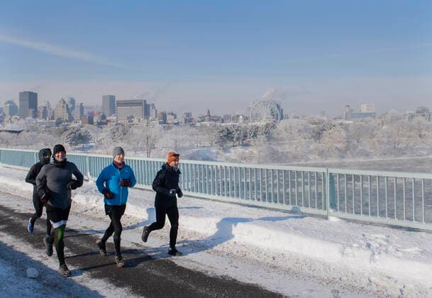 January 22, 2022, Montreal, PQ, Canada: People jog as ice fog rises off the St. Lawerence River in Montreal, Saturday, Jan. 22, 2022. Environment Canada has issued an extreme cold warning for the region. Montreal Canada  - ZUMAc35_ 20220122_zaf_c35_005 Copyright: xGrahamxHughesx