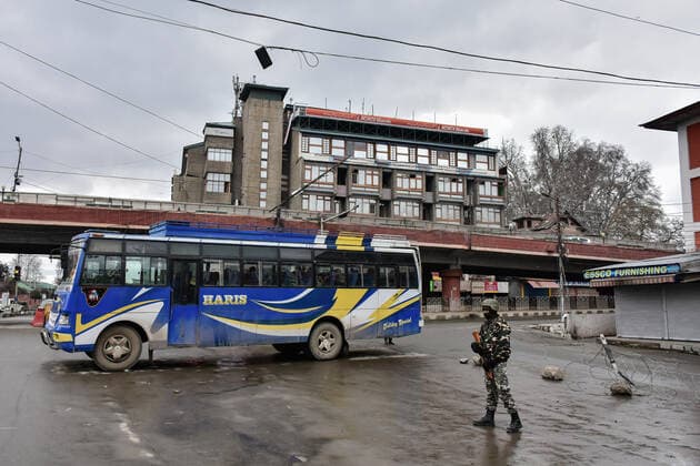 January 22, 2022, Srinagar, Jammu & Kas, India: A paramilitary trooper wearing a face mask stands alert at a closed market during a lockdown imposed by the authorities following the surge in coronavirus cases in Srinagar..Kashmir has been witnessing an exponential surge in Covid-19 cases following which authorities imposed a 64-hour lockdown to curb the surge. Jammu and Kashmir on Friday reported 5,720 coronavirus cases and five deaths. Meanwhile, India reported 337,704 new Covid-19 cases in the last 24 hours. Srinagar India - ZUMAs197 20220122_zaa_s197_070 Copyright: xSaqibxMajeedx