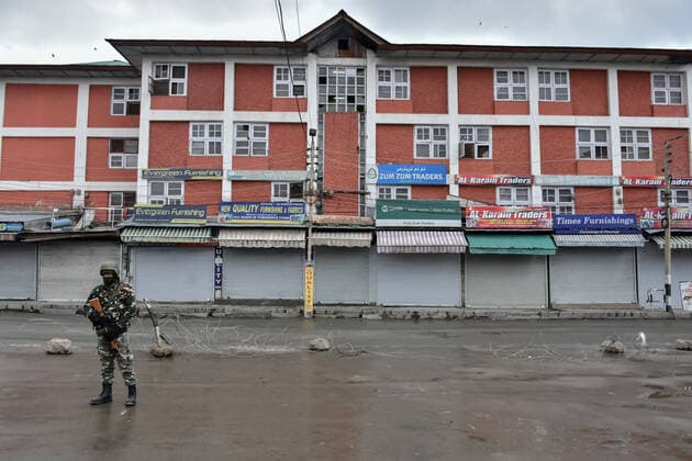 January 22, 2022, Srinagar, Jammu & Kas, India: A paramilitary trooper wearing a face mask stands alert at a closed market during a lockdown imposed by the authorities following the surge in coronavirus cases in Srinagar..Kashmir has been witnessing an exponential surge in Covid-19 cases following which authorities imposed a 64-hour lockdown to curb the surge. Jammu and Kashmir on Friday reported 5,720 coronavirus cases and five deaths. Meanwhile, India reported 337,704 new Covid-19 cases in the last 24 hours. Srinagar India - ZUMAs197 20220122_zaa_s197_075 Copyright: xSaqibxMajeedx