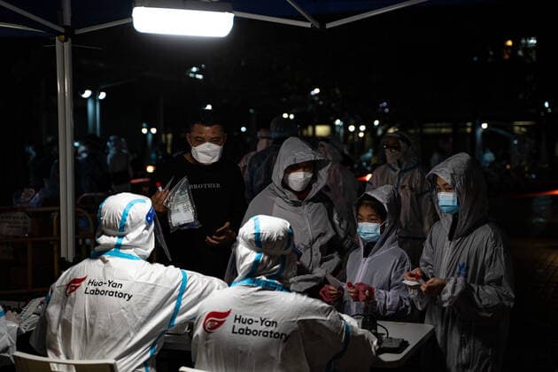 New Outbreak Coronavirus Disease Hong Kong Sample bottles for testing are distributed to members of the public at a makeshift Covid-19 testing station outside a residential building at the Kwai Chung Estate public housing complex in Hong Kong, Saturday, Jan. 22, 2022. Hong Kong China  Copyright: xLeungxManxHeix originalFilename: manhei-notitle220122_npmgy.jpg