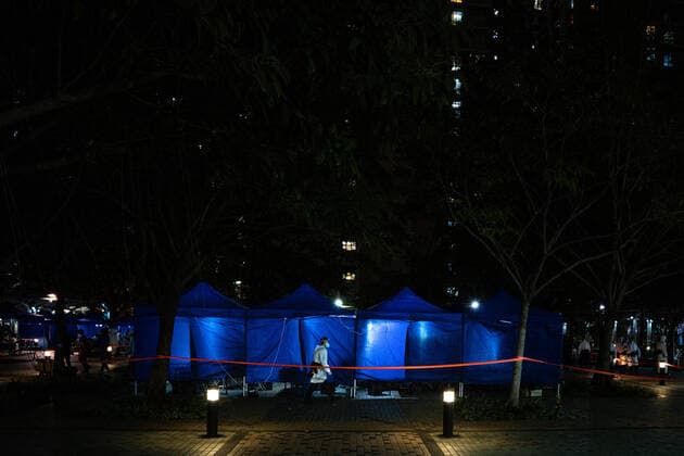New Outbreak Coronavirus Disease Hong Kong Healthcare workers in white protective suits pass by a makeshift Covid-19 testing station outside a residential building at the Kwai Chung Estate public housing complex in Hong Kong, Saturday, Jan. 22, 2022. Hong Kong China  Copyright: xLeungxManxHeix originalFilename: manhei-notitle220122_npknh.jpg