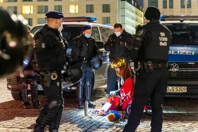 Bilder des Jahres 2022, News 01 Januar News Themen der Woche KW03 News Bilder des Tages Polizeieinsatz Coronaleugner wollten in Dresden eine Demonstration veranstelten, welche von der Stadt Dresden verboten wurde. Bis zu 500 Personen ignorierten dieses jedoch. Einheiten der sächsischen Bereitschaftspolizei sowie Berliner Polizisten unterbanden dieses jedoch.. Insgesamt waren 780 Polizisten im Einsatz. on starken polizeikräften besetzter Altmarkt. Eine einzeln und aggresiv auftretende Demonstrantin wurde festgesetzt und kontrolliert. Dresden Sachsen GERMANY *** Police operation Coronaleugner wanted to veranstelten a demonstration in Dresden, which was banned by the city of Dresden Up to 500 people ignored this, however, units of the Saxon riot police and Berlin police officers stopped this However, a total of 780 police of