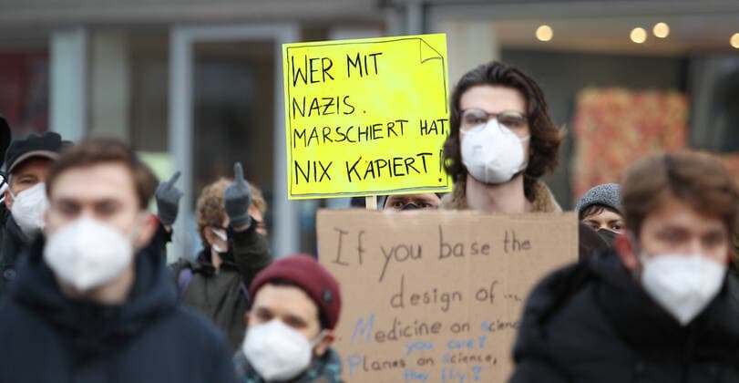 Demonstration von Kritikern der Corona-Maßnahmen in Barmbek. Die Auftaktkundgebung fand auf dem Bert-Kaempfert-Platz statt. Von dort aus setzte sich der Protestzug in Richtung Fuhlsbüttel in Bewegung. Die Demonstranten wurden von einem großen Polizeiaufgebot begleitet. Die Beamten waren mit mehreren Mannschaftswagen und einer Reiterstaffel vor Ort. Auf der Piazzetta-Ralph-Giordano gab es eine kleine Gegendemonstration, an der auch Aktivisten der Antifa teilnahmen. Es kam zu kleinen Handgemengen zwischen ihnen und Polizeikräften. Gegendemonstranten auf der Piazzetta-Ralph-Giordano halten Schilder in die Höhe. Barmbek Hamburg
