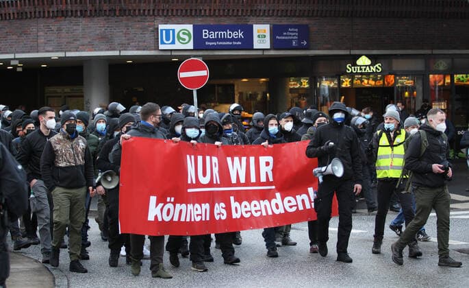 Demonstration von Kritikern der Corona-Maßnahmen in Barmbek. Die Auftaktkundgebung fand auf dem Bert-Kaempfert-Platz statt. Von dort aus setzte sich der Protestzug in Richtung Fuhlsbüttel in Bewegung. Die Demonstranten wurden von einem großen Polizeiaufgebot begleitet. Die Beamten waren mit mehreren Mannschaftswagen und einer Reiterstaffel vor Ort. Auf der Piazzetta-Ralph-Giordano gab es eine kleine Gegendemonstration, an der auch Aktivisten der Antifa teilnahmen. Es kam zu kleinen Handgemengen zwischen ihnen und Polizeikräften. Barmbek Hamburg