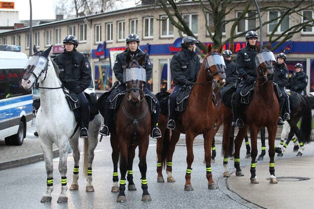 Demonstration von Kritikern der Corona-Maßnahmen in Barmbek. Die Auftaktkundgebung fand auf dem Bert-Kaempfert-Platz statt. Von dort aus setzte sich der Protestzug in Richtung Fuhlsbüttel in Bewegung. Die Demonstranten wurden von einem großen Polizeiaufgebot begleitet. Die Beamten waren mit mehreren Mannschaftswagen und einer Reiterstaffel vor Ort. Auf der Piazzetta-Ralph-Giordano gab es eine kleine Gegendemonstration, an der auch Aktivisten der Antifa teilnahmen. Es kam zu kleinen Handgemengen zwischen ihnen und Polizeikräften. Reiterstaffel der Polizei neben der Piazzetta-Ralph-Giordano, auf der sich Gegendemonstranten versammelt haben. Barmbek Hamburg