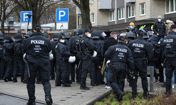Demonstration von Kritikern der Corona-Maßnahmen in Barmbek. Die Auftaktkundgebung fand auf dem Bert-Kaempfert-Platz statt. Von dort aus setzte sich der Protestzug in Richtung Fuhlsbüttel in Bewegung. Die Demonstranten wurden von einem großen Polizeiaufgebot begleitet. Die Beamten waren mit mehreren Mannschaftswagen und einer Reiterstaffel vor Ort. Auf der Piazzetta-Ralph-Giordano gab es eine kleine Gegendemonstration, an der auch Aktivisten der Antifa teilnahmen. Es kam zu kleinen Handgemengen zwischen ihnen und Polizeikräften. Gegendemonstranten auf der Piazzetta-Ralph-Giordano werden von der Polizei zurückgehalten. Barmbek Hamburg