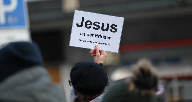 Demonstration von Kritikern der Corona-Maßnahmen in Barmbek. Die Auftaktkundgebung fand auf dem Bert-Kaempfert-Platz statt. Von dort aus setzte sich der Protestzug in Richtung Fuhlsbüttel in Bewegung. Die Demonstranten wurden von einem großen Polizeiaufgebot begleitet. Die Beamten waren mit mehreren Mannschaftswagen und einer Reiterstaffel vor Ort. Auf der Piazzetta-Ralph-Giordano gab es eine kleine Gegendemonstration, an der auch Aktivisten der Antifa teilnahmen. Es kam zu kleinen Handgemengen zwischen ihnen und Polizeikräften. Barmbek Hamburg