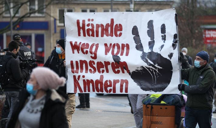Demonstration von Kritikern der Corona-Maßnahmen in Barmbek. Die Auftaktkundgebung fand auf dem Bert-Kaempfert-Platz statt. Von dort aus setzte sich der Protestzug in Richtung Fuhlsbüttel in Bewegung. Die Demonstranten wurden von einem großen Polizeiaufgebot begleitet. Die Beamten waren mit mehreren Mannschaftswagen und einer Reiterstaffel vor Ort. Auf der Piazzetta-Ralph-Giordano gab es eine kleine Gegendemonstration, an der auch Aktivisten der Antifa teilnahmen. Es kam zu kleinen Handgemengen zwischen ihnen und Polizeikräften. Barmbek Hamburg