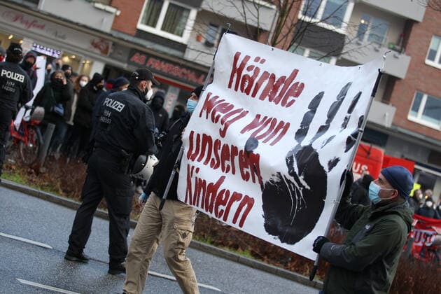 Demonstration von Kritikern der Corona-Maßnahmen in Barmbek. Die Auftaktkundgebung fand auf dem Bert-Kaempfert-Platz statt. Von dort aus setzte sich der Protestzug in Richtung Fuhlsbüttel in Bewegung. Die Demonstranten wurden von einem großen Polizeiaufgebot begleitet. Die Beamten waren mit mehreren Mannschaftswagen und einer Reiterstaffel vor Ort. Auf der Piazzetta-Ralph-Giordano gab es eine kleine Gegendemonstration, an der auch Aktivisten der Antifa teilnahmen. Es kam zu kleinen Handgemengen zwischen ihnen und Polizeikräften. Barmbek Hamburg