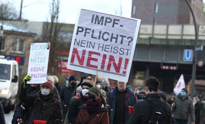 Demonstration von Kritikern der Corona-Maßnahmen in Barmbek. Die Auftaktkundgebung fand auf dem Bert-Kaempfert-Platz statt. Von dort aus setzte sich der Protestzug in Richtung Fuhlsbüttel in Bewegung. Die Demonstranten wurden von einem großen Polizeiaufgebot begleitet. Die Beamten waren mit mehreren Mannschaftswagen und einer Reiterstaffel vor Ort. Auf der Piazzetta-Ralph-Giordano gab es eine kleine Gegendemonstration, an der auch Aktivisten der Antifa teilnahmen. Es kam zu kleinen Handgemengen zwischen ihnen und Polizeikräften. Barmbek Hamburg