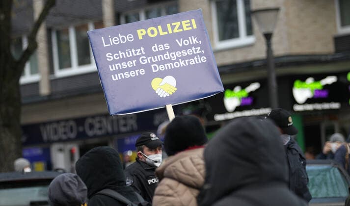 Demonstration von Kritikern der Corona-Maßnahmen in Barmbek. Die Auftaktkundgebung fand auf dem Bert-Kaempfert-Platz statt. Von dort aus setzte sich der Protestzug in Richtung Fuhlsbüttel in Bewegung. Die Demonstranten wurden von einem großen Polizeiaufgebot begleitet. Die Beamten waren mit mehreren Mannschaftswagen und einer Reiterstaffel vor Ort. Auf der Piazzetta-Ralph-Giordano gab es eine kleine Gegendemonstration, an der auch Aktivisten der Antifa teilnahmen. Es kam zu kleinen Handgemengen zwischen ihnen und Polizeikräften. Barmbek Hamburg