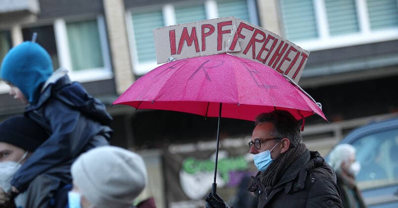 Demonstration von Kritikern der Corona-Maßnahmen in Barmbek. Die Auftaktkundgebung fand auf dem Bert-Kaempfert-Platz statt. Von dort aus setzte sich der Protestzug in Richtung Fuhlsbüttel in Bewegung. Die Demonstranten wurden von einem großen Polizeiaufgebot begleitet. Die Beamten waren mit mehreren Mannschaftswagen und einer Reiterstaffel vor Ort. Auf der Piazzetta-Ralph-Giordano gab es eine kleine Gegendemonstration, an der auch Aktivisten der Antifa teilnahmen. Es kam zu kleinen Handgemengen zwischen ihnen und Polizeikräften. Barmbek Hamburg