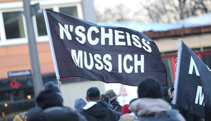Demonstration von Kritikern der Corona-Maßnahmen in Barmbek. Die Auftaktkundgebung fand auf dem Bert-Kaempfert-Platz statt. Von dort aus setzte sich der Protestzug in Richtung Fuhlsbüttel in Bewegung. Die Demonstranten wurden von einem großen Polizeiaufgebot begleitet. Die Beamten waren mit mehreren Mannschaftswagen und einer Reiterstaffel vor Ort. Auf der Piazzetta-Ralph-Giordano gab es eine kleine Gegendemonstration, an der auch Aktivisten der Antifa teilnahmen. Es kam zu kleinen Handgemengen zwischen ihnen und Polizeikräften. Barmbek Hamburg