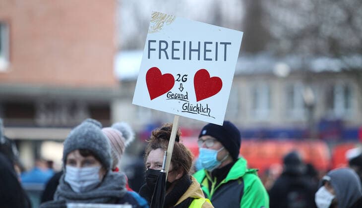 Demonstration von Kritikern der Corona-Maßnahmen in Barmbek. Die Auftaktkundgebung fand auf dem Bert-Kaempfert-Platz statt. Von dort aus setzte sich der Protestzug in Richtung Fuhlsbüttel in Bewegung. Die Demonstranten wurden von einem großen Polizeiaufgebot begleitet. Die Beamten waren mit mehreren Mannschaftswagen und einer Reiterstaffel vor Ort. Auf der Piazzetta-Ralph-Giordano gab es eine kleine Gegendemonstration, an der auch Aktivisten der Antifa teilnahmen. Es kam zu kleinen Handgemengen zwischen ihnen und Polizeikräften. Barmbek Hamburg