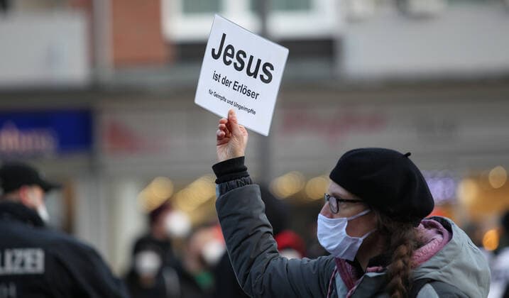 Demonstration von Kritikern der Corona-Maßnahmen in Barmbek. Die Auftaktkundgebung fand auf dem Bert-Kaempfert-Platz statt. Von dort aus setzte sich der Protestzug in Richtung Fuhlsbüttel in Bewegung. Die Demonstranten wurden von einem großen Polizeiaufgebot begleitet. Die Beamten waren mit mehreren Mannschaftswagen und einer Reiterstaffel vor Ort. Auf der Piazzetta-Ralph-Giordano gab es eine kleine Gegendemonstration, an der auch Aktivisten der Antifa teilnahmen. Es kam zu kleinen Handgemengen zwischen ihnen und Polizeikräften. Barmbek Hamburg