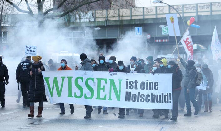 Demonstration von Kritikern der Corona-Maßnahmen in Barmbek. Die Auftaktkundgebung fand auf dem Bert-Kaempfert-Platz statt. Von dort aus setzte sich der Protestzug in Richtung Fuhlsbüttel in Bewegung. Die Demonstranten wurden von einem großen Polizeiaufgebot begleitet. Die Beamten waren mit mehreren Mannschaftswagen und einer Reiterstaffel vor Ort. Auf der Piazzetta-Ralph-Giordano gab es eine kleine Gegendemonstration, an der auch Aktivisten der Antifa teilnahmen. Es kam zu kleinen Handgemengen zwischen ihnen und Polizeikräften. Rauchschwaden ziehen durch die Fuhlsbütteler Straße, nachdem Gegendemonstranten Pyro gezündet haben. Barmbek Hamburg