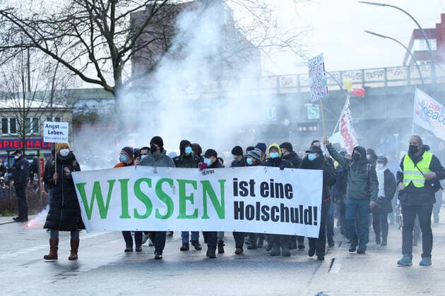 Demonstration von Kritikern der Corona-Maßnahmen in Barmbek. Die Auftaktkundgebung fand auf dem Bert-Kaempfert-Platz statt. Von dort aus setzte sich der Protestzug in Richtung Fuhlsbüttel in Bewegung. Die Demonstranten wurden von einem großen Polizeiaufgebot begleitet. Die Beamten waren mit mehreren Mannschaftswagen und einer Reiterstaffel vor Ort. Auf der Piazzetta-Ralph-Giordano gab es eine kleine Gegendemonstration, an der auch Aktivisten der Antifa teilnahmen. Es kam zu kleinen Handgemengen zwischen ihnen und Polizeikräften. Rauchschwaden ziehen durch die Fuhlsbütteler Straße, nachdem Gegendemonstranten Pyro gezündet haben. Barmbek Hamburg