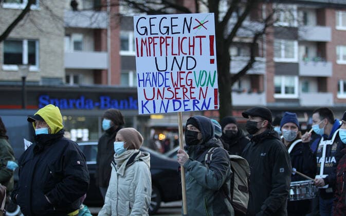 Demonstration von Kritikern der Corona-Maßnahmen in Barmbek. Die Auftaktkundgebung fand auf dem Bert-Kaempfert-Platz statt. Von dort aus setzte sich der Protestzug in Richtung Fuhlsbüttel in Bewegung. Die Demonstranten wurden von einem großen Polizeiaufgebot begleitet. Die Beamten waren mit mehreren Mannschaftswagen und einer Reiterstaffel vor Ort. Auf der Piazzetta-Ralph-Giordano gab es eine kleine Gegendemonstration, an der auch Aktivisten der Antifa teilnahmen. Es kam zu kleinen Handgemengen zwischen ihnen und Polizeikräften. Rauchschwaden ziehen durch die Fuhlsbütteler Straße, nachdem Gegendemonstranten Pyro gezündet haben. Barmbek Hamburg
