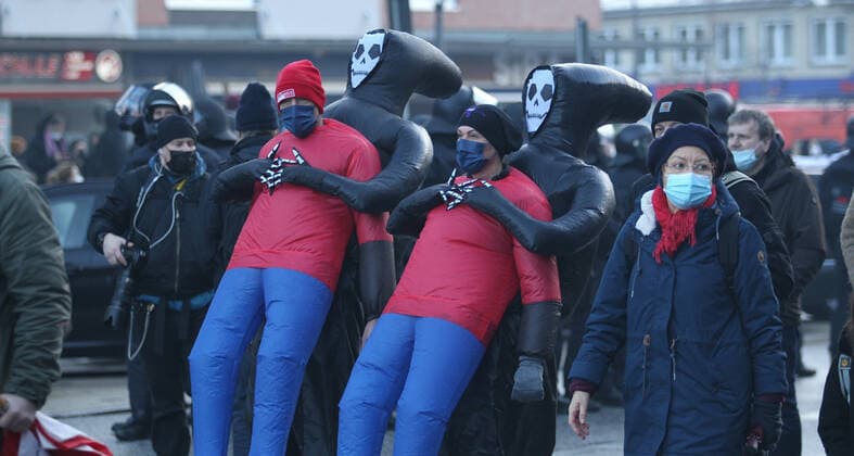News Bilder des Tages Demonstration von Kritikern der Corona-Maßnahmen in Barmbek. Die Auftaktkundgebung fand auf dem Bert-Kaempfert-Platz statt. Von dort aus setzte sich der Protestzug in Richtung Fuhlsbüttel in Bewegung. Die Demonstranten wurden von einem großen Polizeiaufgebot begleitet. Die Beamten waren mit mehreren Mannschaftswagen und einer Reiterstaffel vor Ort. Auf der Piazzetta-Ralph-Giordano gab es eine kleine Gegendemonstration, an der auch Aktivisten der Antifa teilnahmen. Es kam zu kleinen Handgemengen zwischen ihnen und Polizeikräften. Barmbek Hamburg
